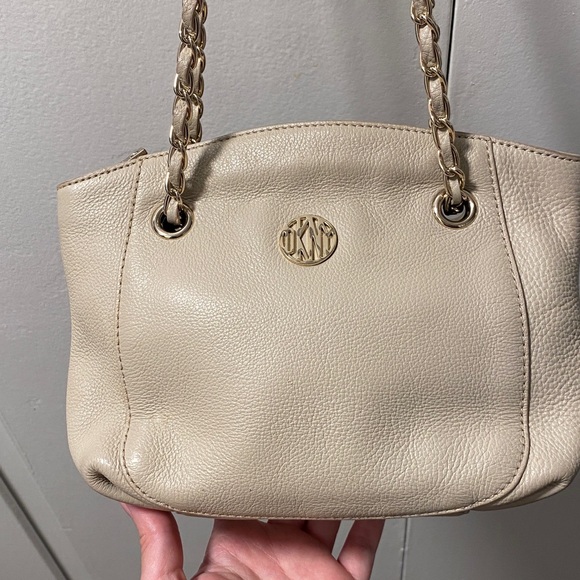 Nice DKNY beige pebble leather small shoulder bag with woven chain strap - Picture 2 of 8
